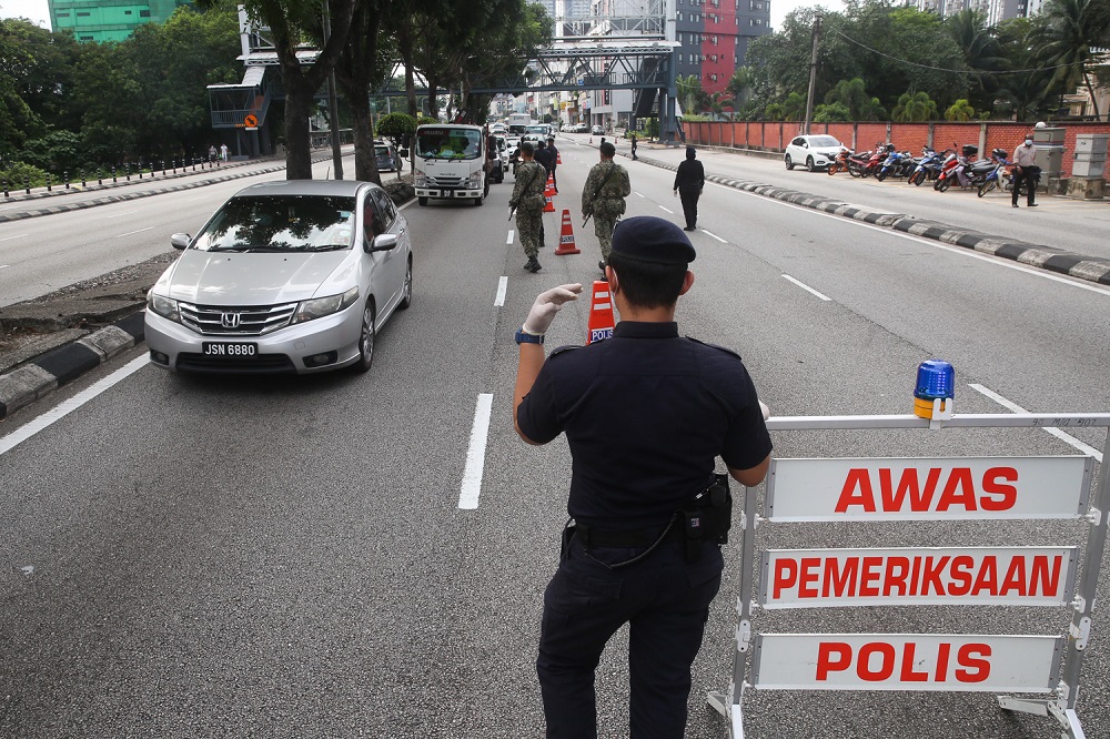 Police man a road block at Jalan Loke Yew in Kuala Lumpur October 14, 2020. u00e2u20acu2022 Picture By Choo Choy May 
