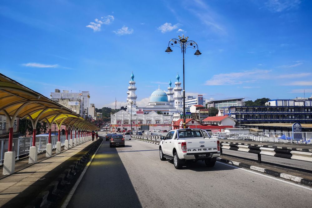 A general view of traffic on the Tengku Kelana bridge ahead of the conditional movement control order in Klang October 8, 2020. u00e2u20acu201d Picture by Miera Zulyanann