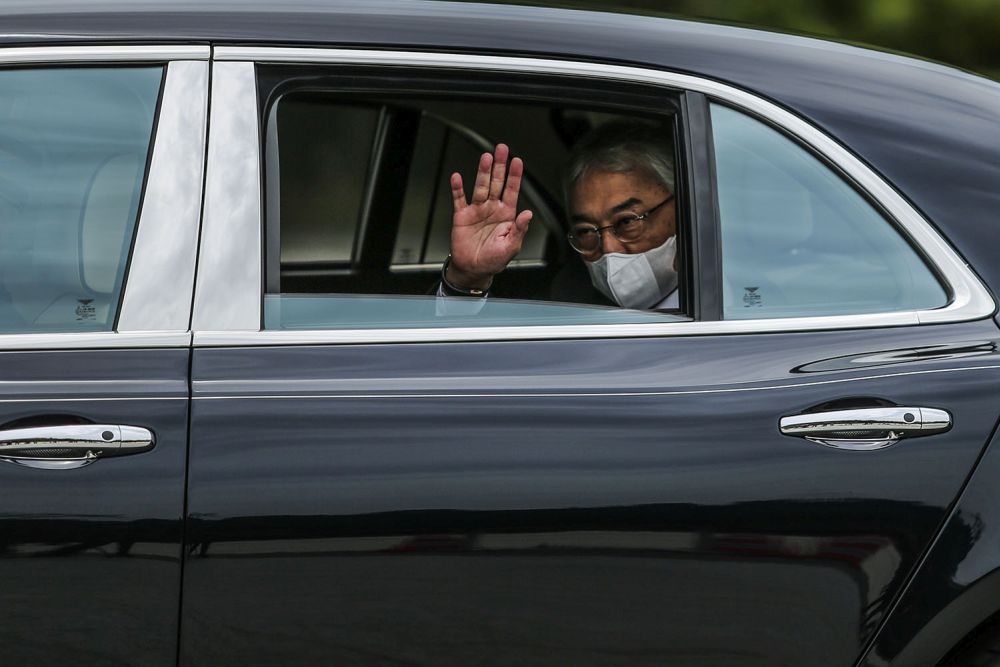 Yang di-Pertuan Agong Sultan Al-Abdullah Al-Mustafa Ri'ayatuddin Billah Shah waves at reporters as he arrives at Istana Negara, Kuala Lumpur October 25, 2020. u00e2u20acu201d Picture by Hari Anggara