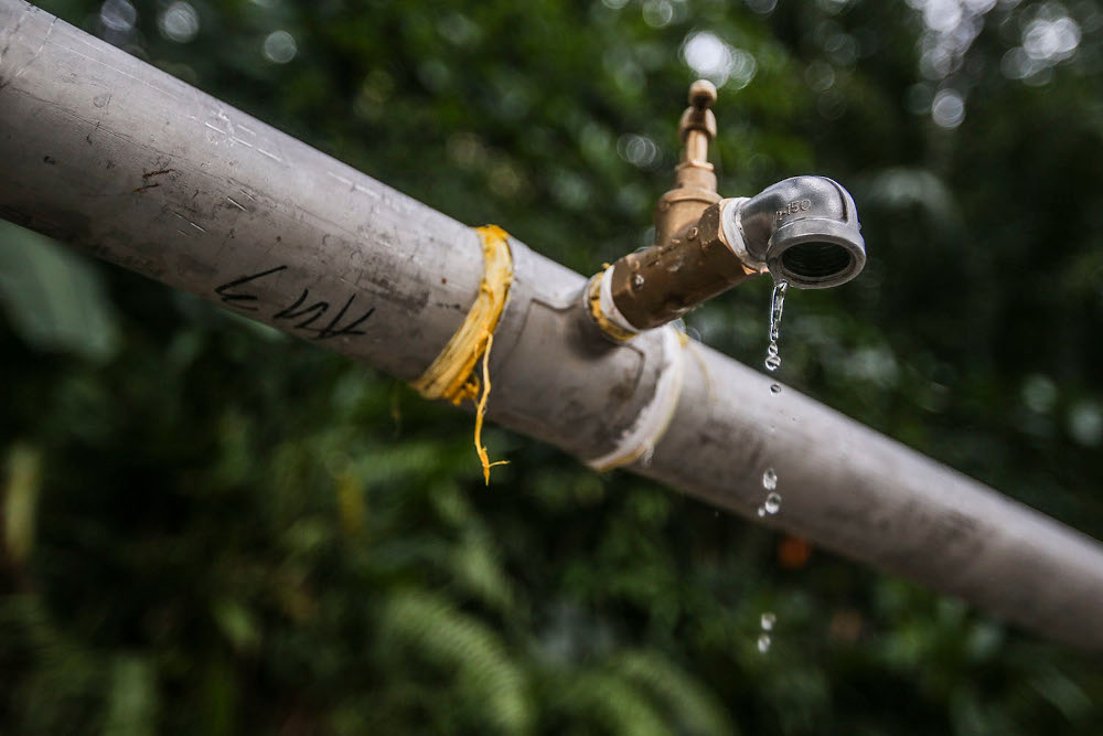 A total of 1,196,457 Air Selangor account holders in 1,292 areas in the Klang Valley experienced an unscheduled water disruption after four Sungai Selangor WTPs ceased operations due to contamination on Monday. u00e2u20acu201d Picture by Hari Anggara