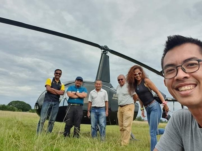 Former MAS CEO Ahmad Jauhari (3rd left) is seen with a few others before the ill-fated helicopter took off. u00e2u20acu201d Picture courtesy of Twitter/Facebook 