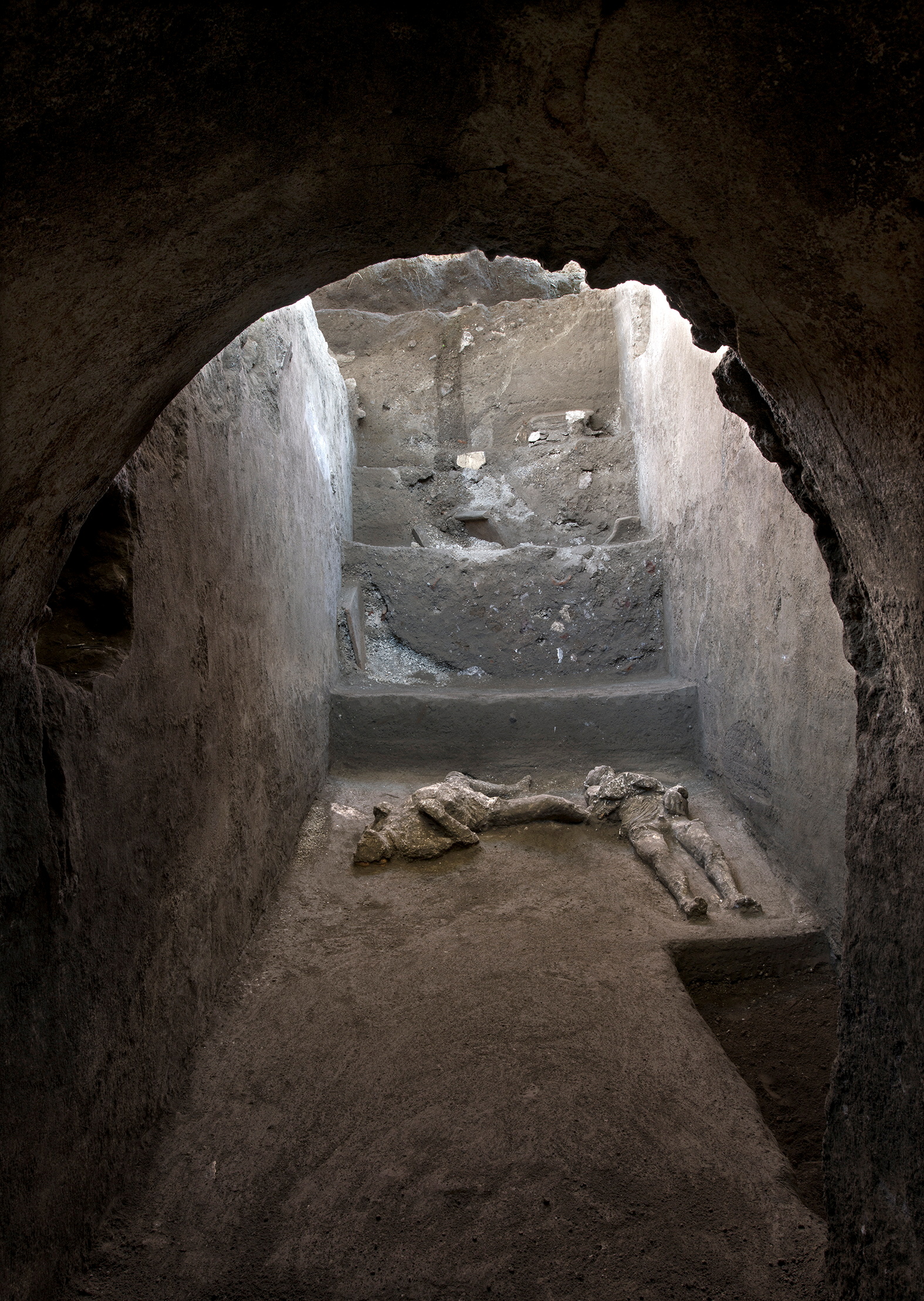 这两具遗骸是在距离古城庞贝西北方约700公尺的朱利安那城，一座别墅地下隐廊边被“发现”。-路透社-