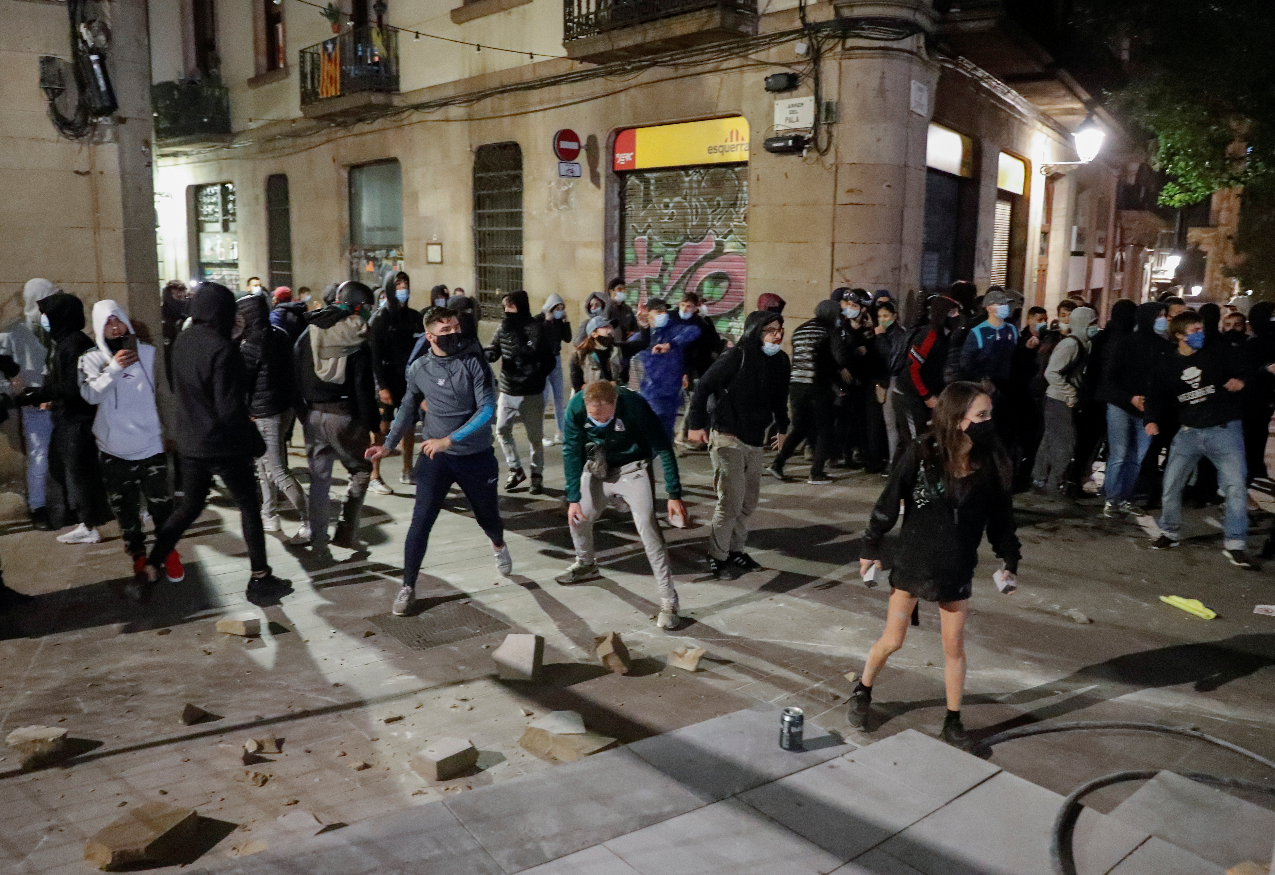 西班牙第2大城巴塞罗那在动乱的第2晚，抗议人士向警察丢掷石块等物品。-路透社-