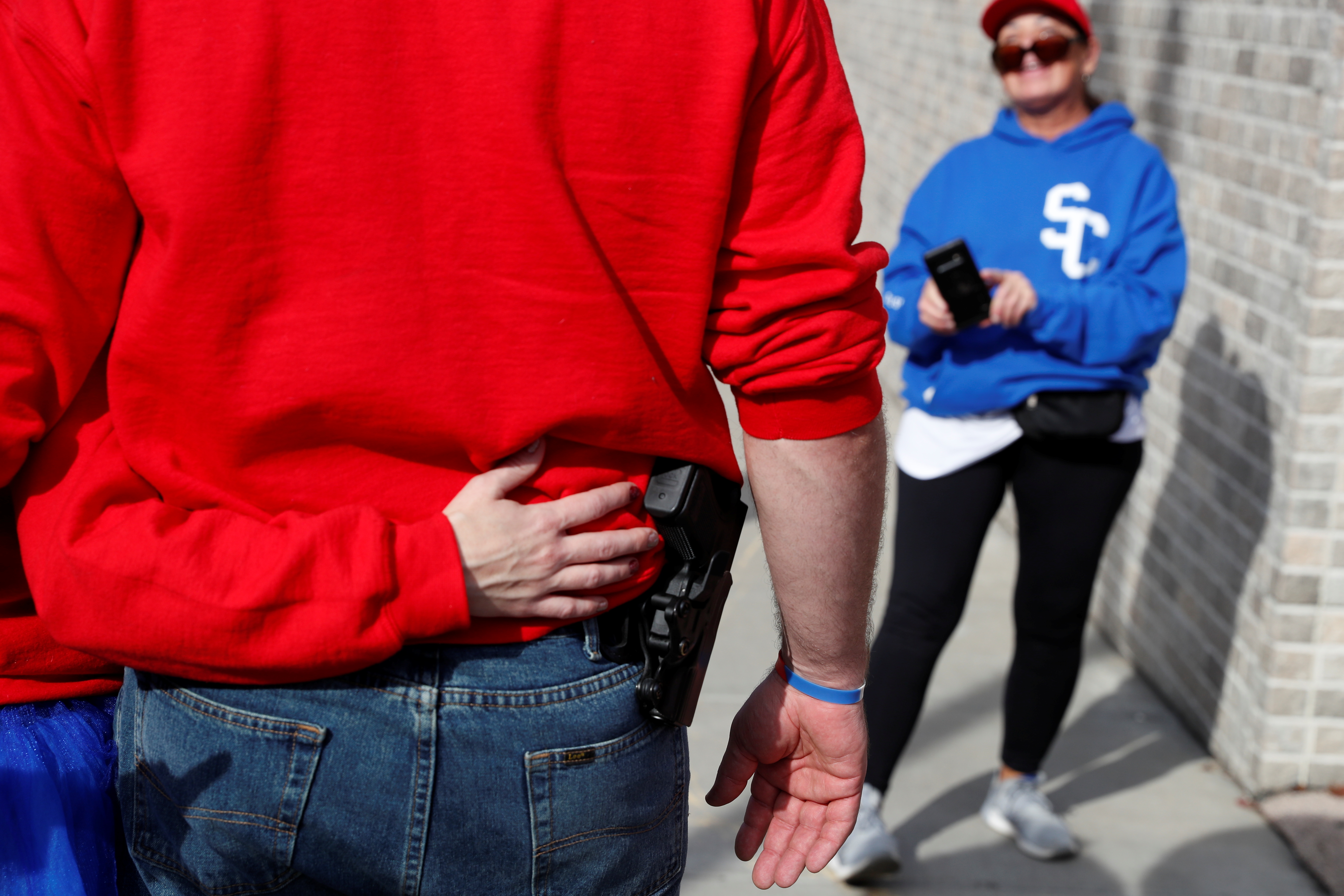 特朗普支持者周五在底特律计票中心外呛声选举不公，甚至持枪现身、表态力挺。-路透社-