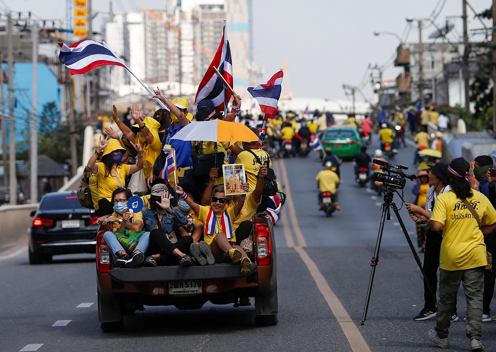 Royalists hold national flags while riding towards a rally in front of the parliament, to show their opposition towards the proposed motion to amend the Constitution on articles related to the monarchy, in Bangkok November 17, 2020. u00e2u20acu201d Reuters pic