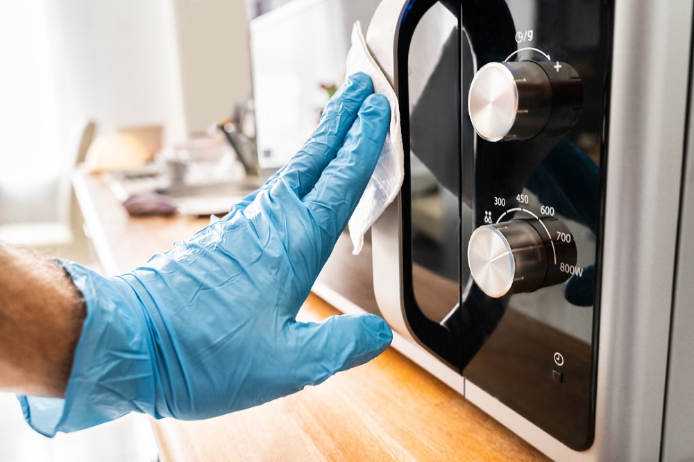 We may not think about it very often but the microwave could be a source of contamination. u00e2u20acu201d IStock.com pic via AFP