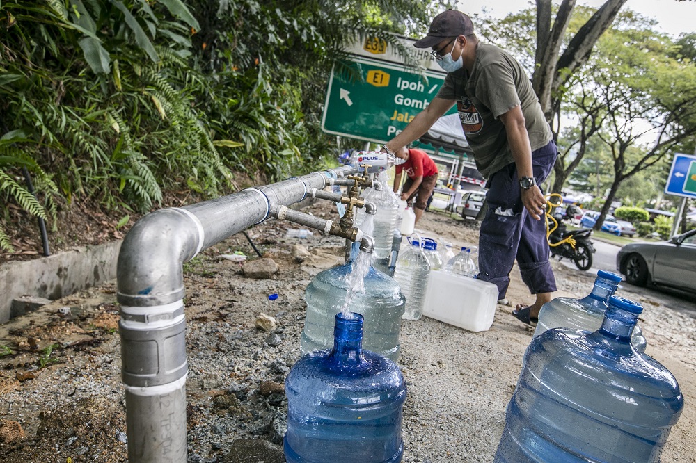 Residents fill their containers at a water point in Keramat AU2 following the latest water disruption November 11, 2020. u00e2u20acu201d Picture by Firdaus Latif