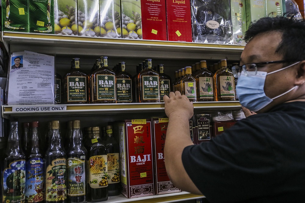 Shop owner Chow Yin Shing speaks to Malay Mail in Kuala Lumpur November 19, 2020.  u00e2u20acu201d Picture by Hari Anggara