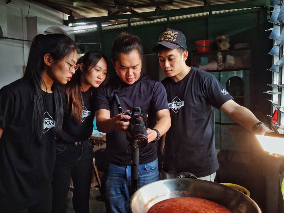 《红酒鸡》纪录片的幕后拍摄团队。-拉曼大学学院提供-