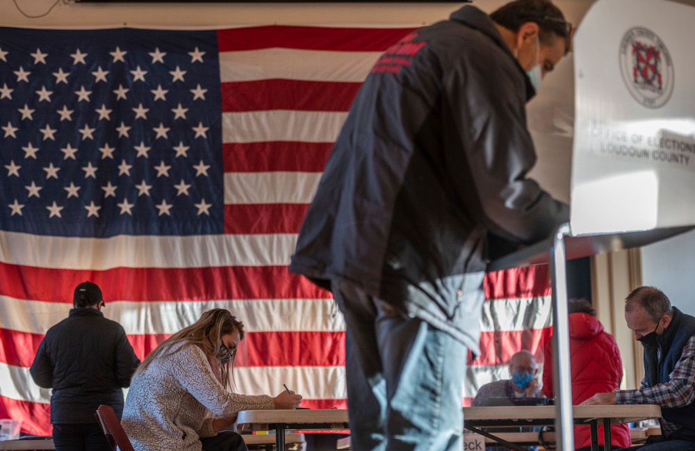 弗吉尼亚州选民于设在一间学校的投票站投票。-法新社-