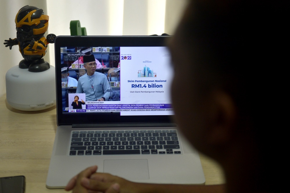 People watching the Budget 2021 live stream in Shah Alam November 6, 2020. u00e2u20acu2022 Picture by Miera Zulyana