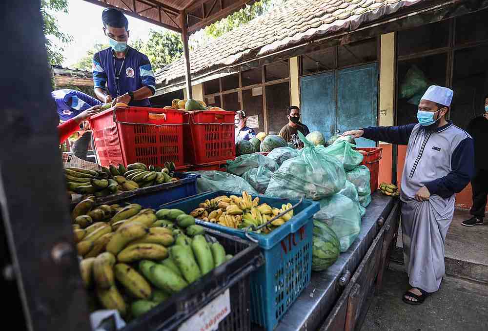 Ustaz Ebit Lew's assistance transcends species. He sent 200kg of beef and 500kg of vegetables and fruits to Zoo Negara. u00e2u20acu201d Photo via Facebook/ Ebit Lew