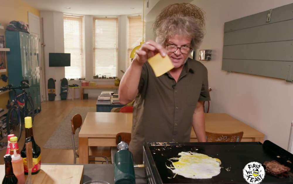 乔治莫茨表示将蛋像烤漆一样铺在煎板上是高难度动作。-视频截图-
