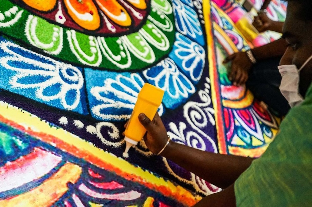 鲁本回到孤儿院，向孩子们传达米绘艺术。-Ruben Prakash Antony Albert供图-