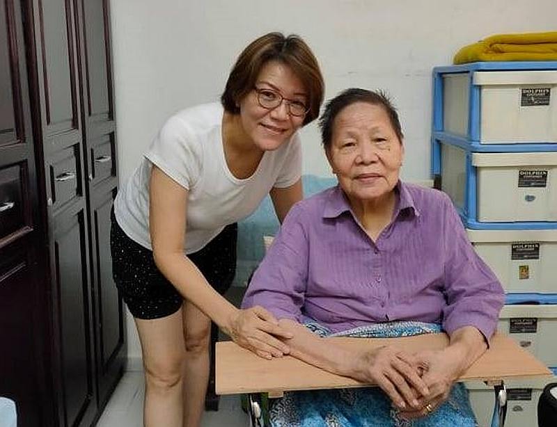 Lee Yee Lan (left) praises Malaysiau00e2u20acu2122s healthcare system after her elderly mother is admitted to Hospital Melaka for emergency treatment. u00e2u20acu201d Picture courtesy of Lee Yee Lan