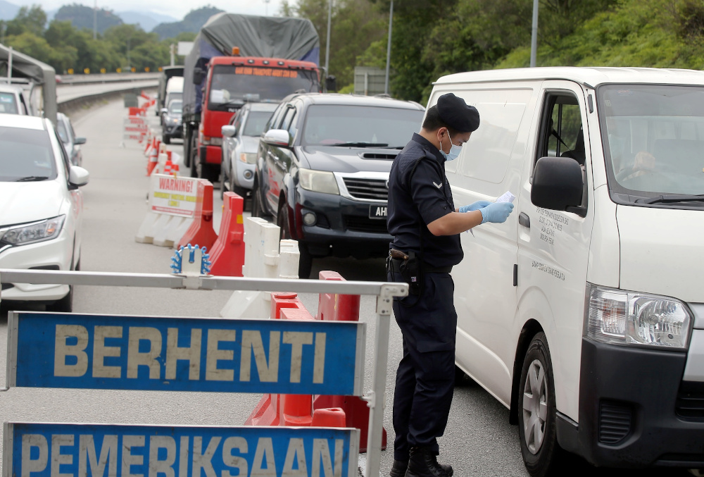 Police conduct road blocks at the Jepalang Toll in Perak as the conditional movement control order (CMCO) is reimposed following the spike in Covid-19 cases, November 9, 2020. u00e2u20acu201d Picture by Farhan Najib