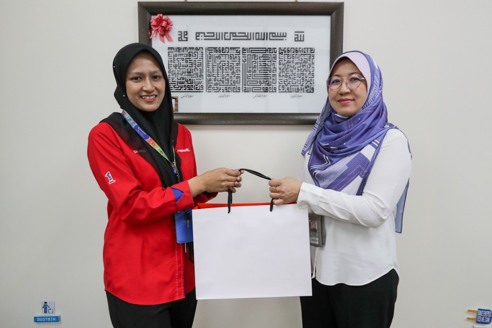 Shahira Nurdiyana (left) receiving a token of gratitude from Prasarana group chief operating officer Datin Norlia Noah at the companyu00e2u20acu2122s headquarters in Bangsar November 9, 2020. u00e2u20acu201d Picture courtesy of Prasarana  