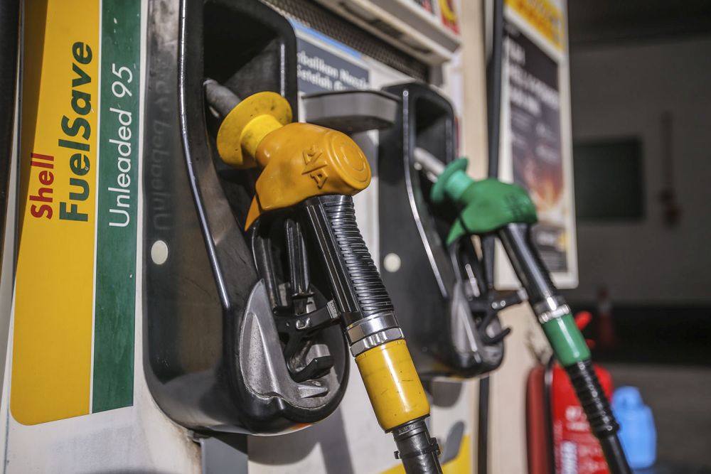 A RON95 fuel pump is pictured at a Shell petrol station in Chow Kit, Kuala Lumpur November 3, 2020. u00e2u20acu201d Picture by Hari Anggara