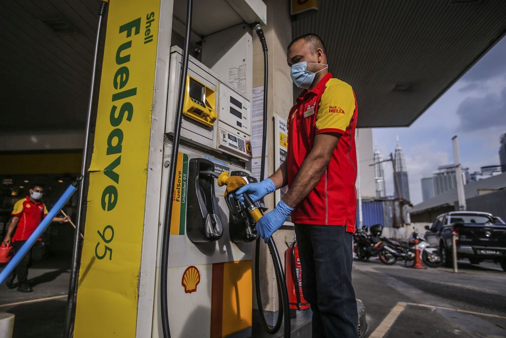 A petrol station attendant is seen in Chow Kit, Kuala Lumpur November 3, 2020. u00e2u20acu201d Picture by Hari Anggara