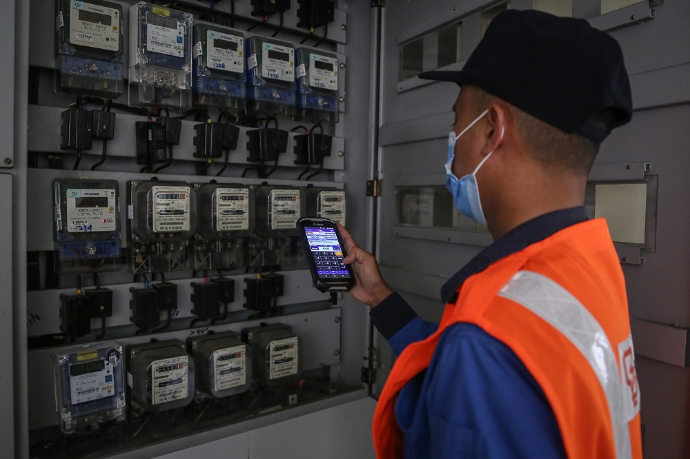 A Tenaga Nasional Berhad (TNB) personnel reading the electricity meter at a residential area in Shah Alam November 3, 2020. u00e2u20acu2022 Picture by Yusof Mat Isa