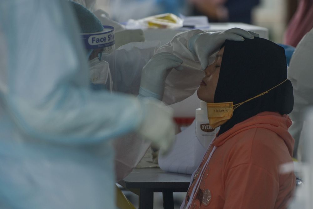 Health workers collect swab samples to test for Covid-19 from Top Gloveu00e2u20acu2122s female staff in Klang November 18, 2020. u00e2u20acu201d Picture by Miera Zulyanann