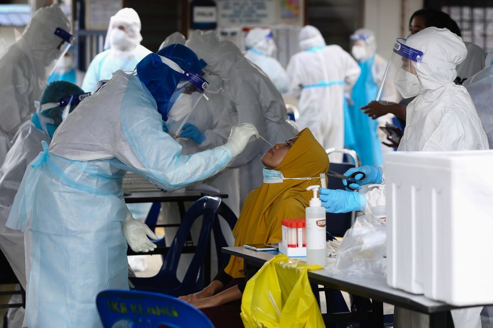 Health workers collect swab samples to test for Covid-19 from Top Gloveu00e2u20acu2122s female staff in Klang November 18, 2020. u00e2u20acu201d Picture by Yusof Mat Isann