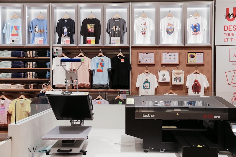 想要独一无二的顾客可以选择客制化T恤和购物袋,制作时间只需20分钟。-Ahmad Zamzahuri摄-