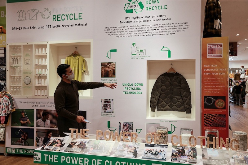 这家优衣库分店设有环保回收的绿色角落,可以将不穿的优衣库二手服装放在这里回收。-Ahmad Zamzahuri摄-