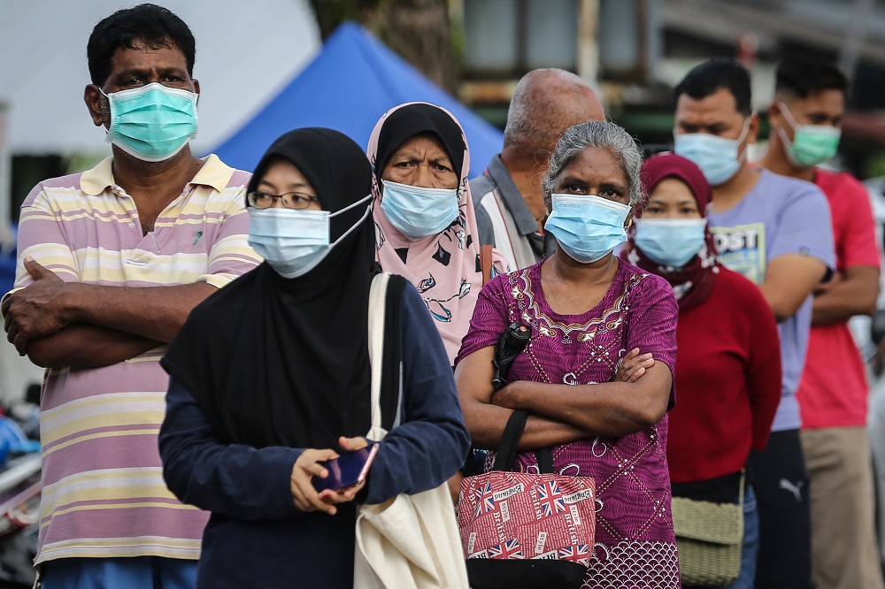 Meru residents queue up to be tested for Covid-19 at the Dewan Masyarakat Taman Meru 3 in Klang December 2, 2020. u00e2u20acu201d Picture by Yusof Mat Isa