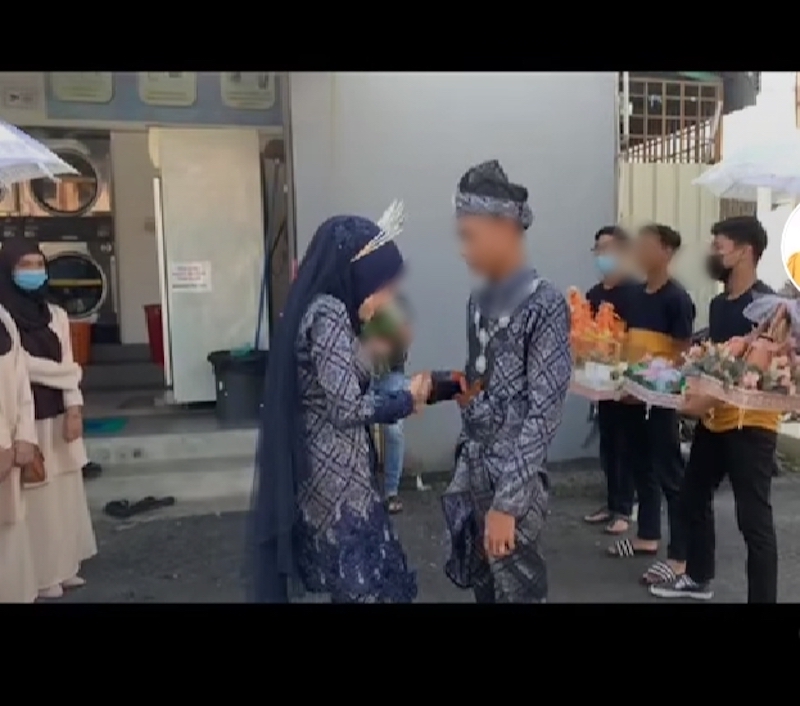 The young teenage couple's wedding went viral on TikTok. u00e2u20acu201dScreenshot via TikTok/hariafiqah1