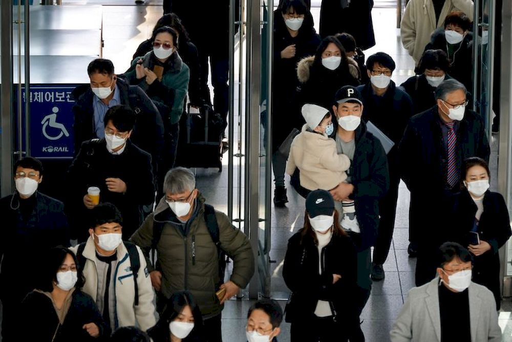 People wearing masks walk at a railway station amid the coronavirus disease (Covid-19) pandemic in Seoul, South Korea, November 30, 2020. u00e2u20acu201d Reuters pic
