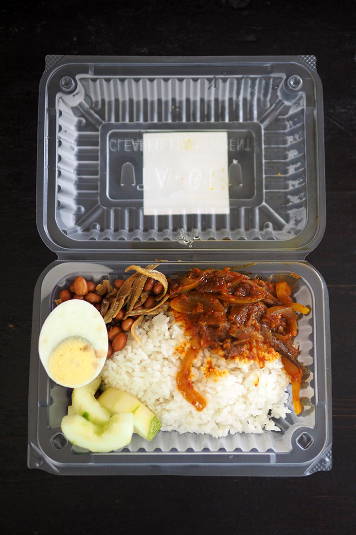 最基本款的椰浆饭除了香味扑鼻的椰奶香米饭，还有微辣带甜的参巴辣椒，配料还有香脆的江鱼鱼仔和花生。-Lee Khang Yi摄-