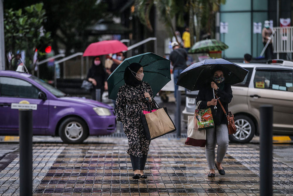 People using their umbrellas after a rainstorm in Kuala Lumpur December 3, 2020. u00e2u20acu201d Picture by Hari Anggara