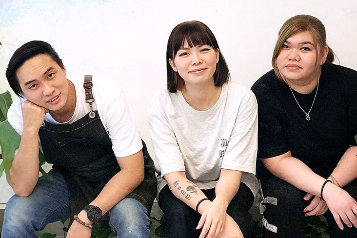 KITA Coffee的团队成员有Rain Lee（中）、她的弟弟Alan（左）和堂弟 Jankis（右）。-KITA Coffee提供-