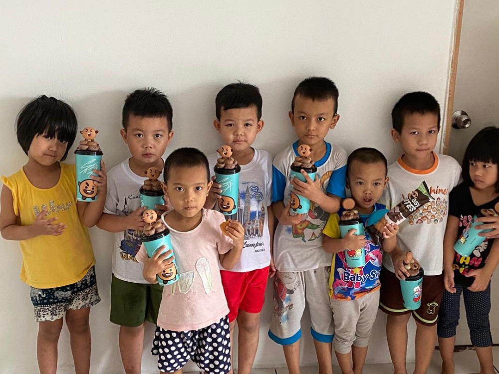 这个随行杯圣诞礼物对在PPKD的孩童们意义非凡,因为他们的父母大多数因为疫情导致失业家庭经济受影响,已经没有能力买礼物给小朋友。-Destiny Welfare Centre (PPKD)提供-