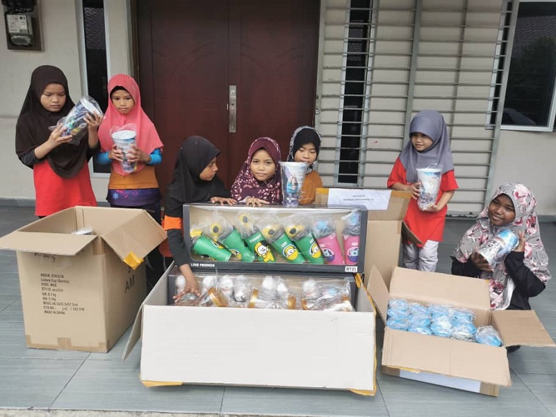 The children were delighted to receive the bright and colourful tumblers illustrated with their favourite cartoon characters. — Picture courtesy of Rumah Kasih Harmoni Paya Jaras