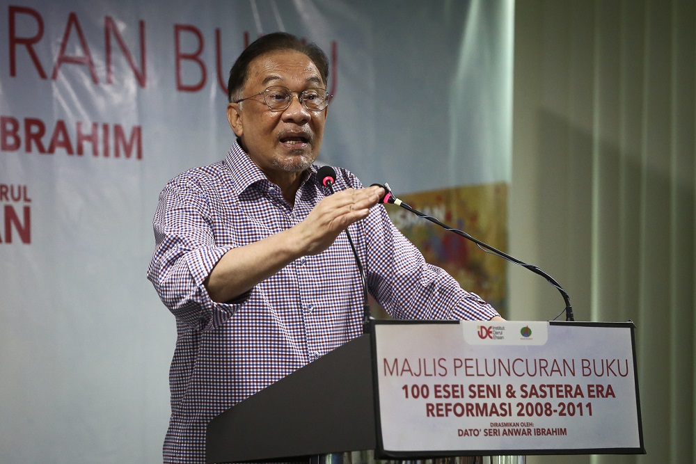 Datuk Seri Anwar Ibrahim speaks during the launch of u00e2u20acu02dc100 Esei Seni & Sastera Era Reformasi 2008-2011u00e2u20acu2122 in Shah Alam December 29, 2020. u00e2u20acu2022 Picture by Yusof Mat Isa