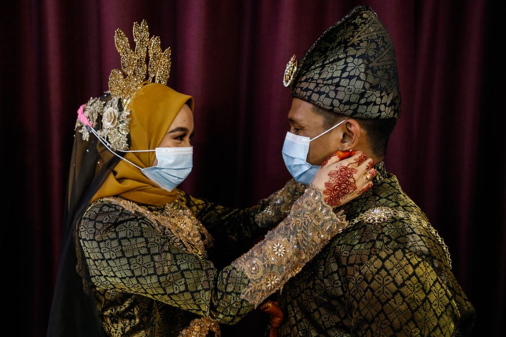 Newly-wed couple Nursolehha Abdul Rahim and Mohd Izuddin Roslan are pictured during their wedding reception in Balik Pulau December 9, 2020. u00e2u20acu201d Picture by Sayuti Zainudin