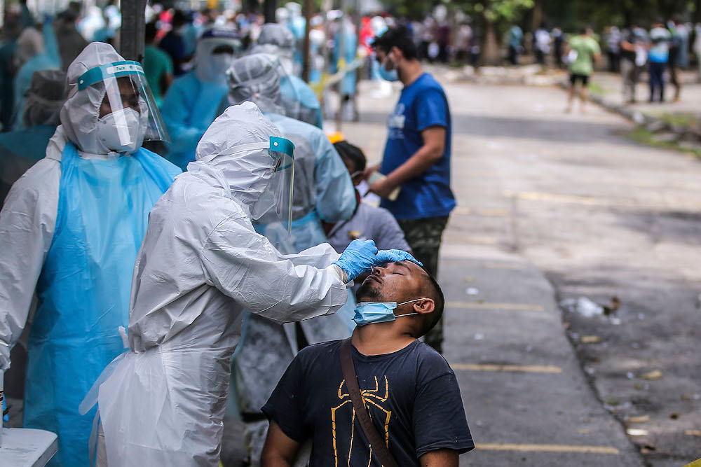 Health workers conduct a Covid-19 screening test on local and foreign workers at Central Spectrum, Pulau Indah, December 10, 2020. u00e2u20acu201d Picture by Hari Anggara
