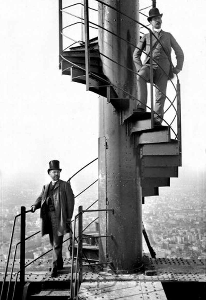 设计者埃菲尔和他的女婿兼合作者沙勒思于1889年埃菲尔铁塔建竣时，在阶梯上的合影。-法新社-