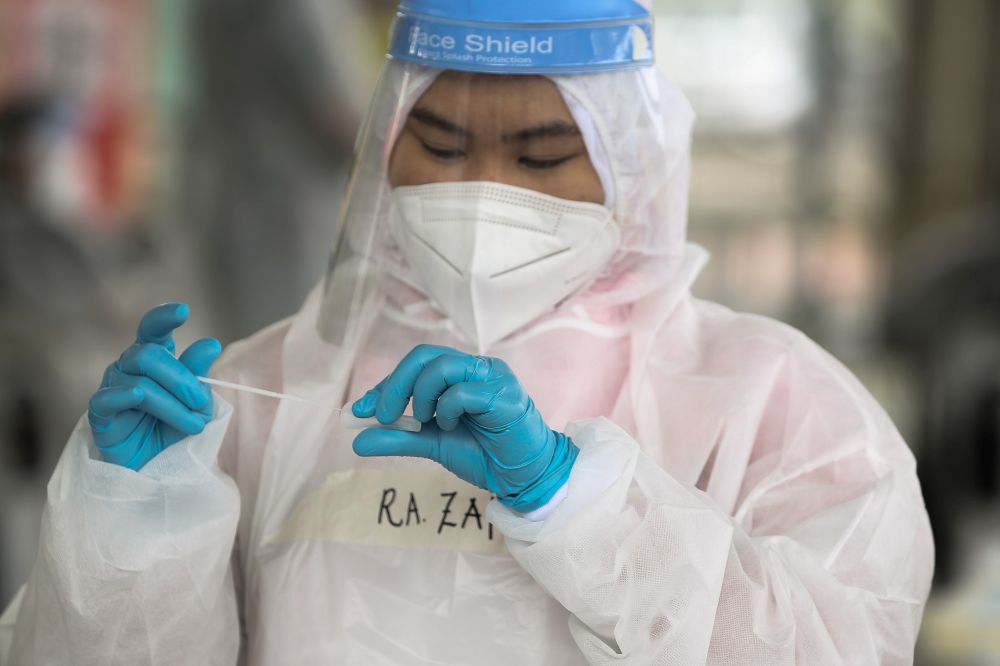 Health workers collect swab samples to test for Covid-19 at Dewan MPK Meru in Klang December 20, 2020. u00e2u20acu201d Picture by Yusof Mat Isa