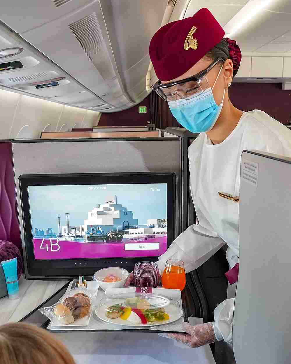 一位卡塔尔航空公司的空姐正在服务乘客。-图取自卡塔尔航空-