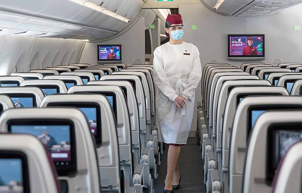 卡达尔航空空服人员现在必须穿上一次性防护服、安全眼镜、手套和口罩。-图取自卡塔尔航空-
