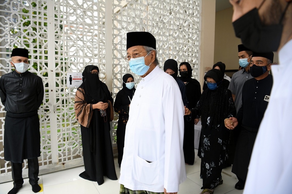 Tun Dr Mahathir Mohamad bersama isteri Tun Dr Siti Hasmah Mohd Ali hadir menziarah jenazah Allahyarham Tun Rahah Mohamed Noah hari ini. u00e2u20acu201d Foto Bernama