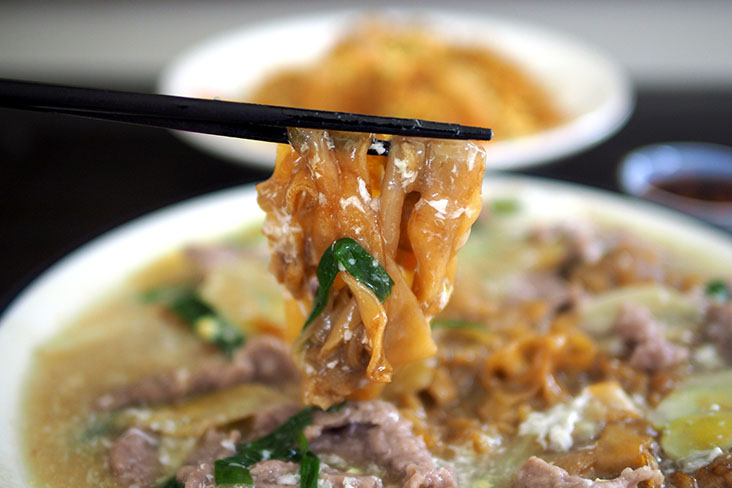 牛肉河粉放了嫩牛肉片、姜片和葱，河粉吃起来有嚼劲。- Lee Khang Yi摄-