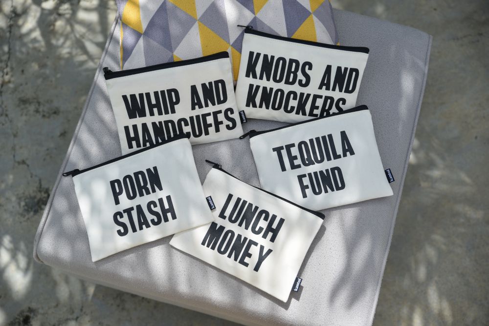 每个收纳袋外面都印有“Lunch Money”、 “Porn Stash”,、“Tequila Fund”,“Whip And Handcuffs”、以及“Knobs And Knockers”的幽默字眼。-Kantoi供图-