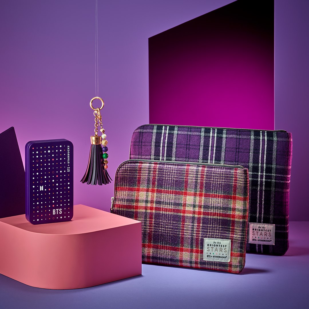 周边商品的平板和笔电手拿包及钥匙圈都是以紫色作为主色！-图摘自韩国星巴克推特-