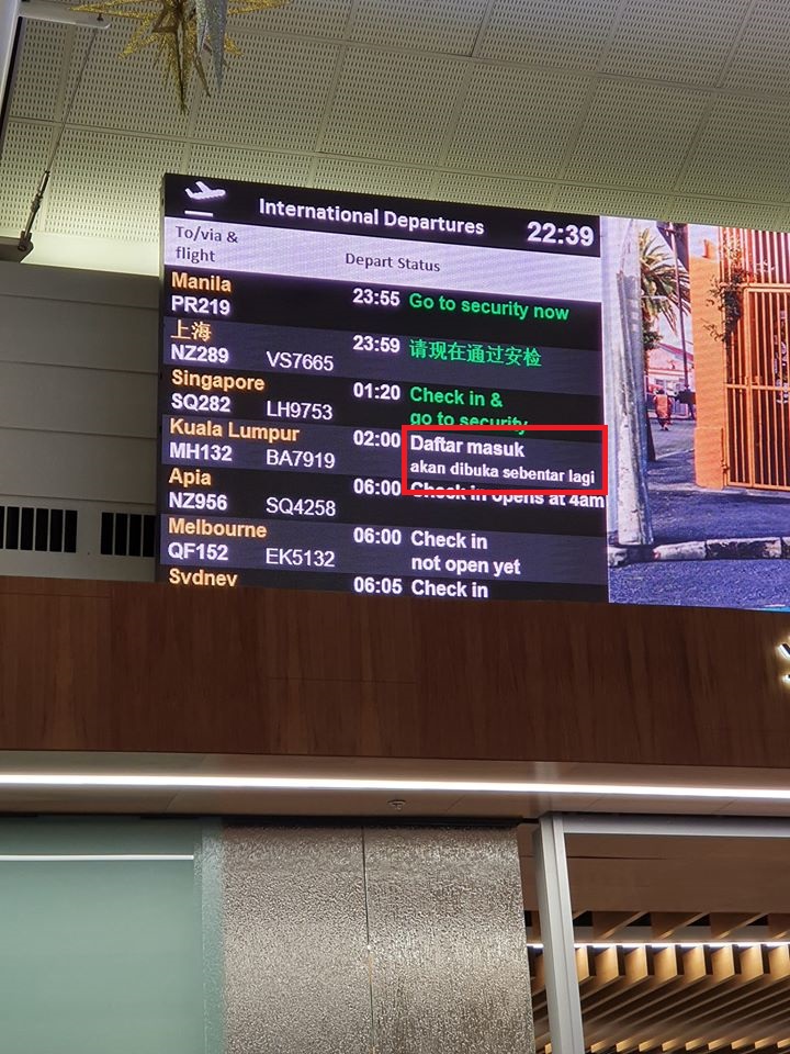 网民分享在机场的航班讯息显示板上也看到马来文。-图砸自脸书-
