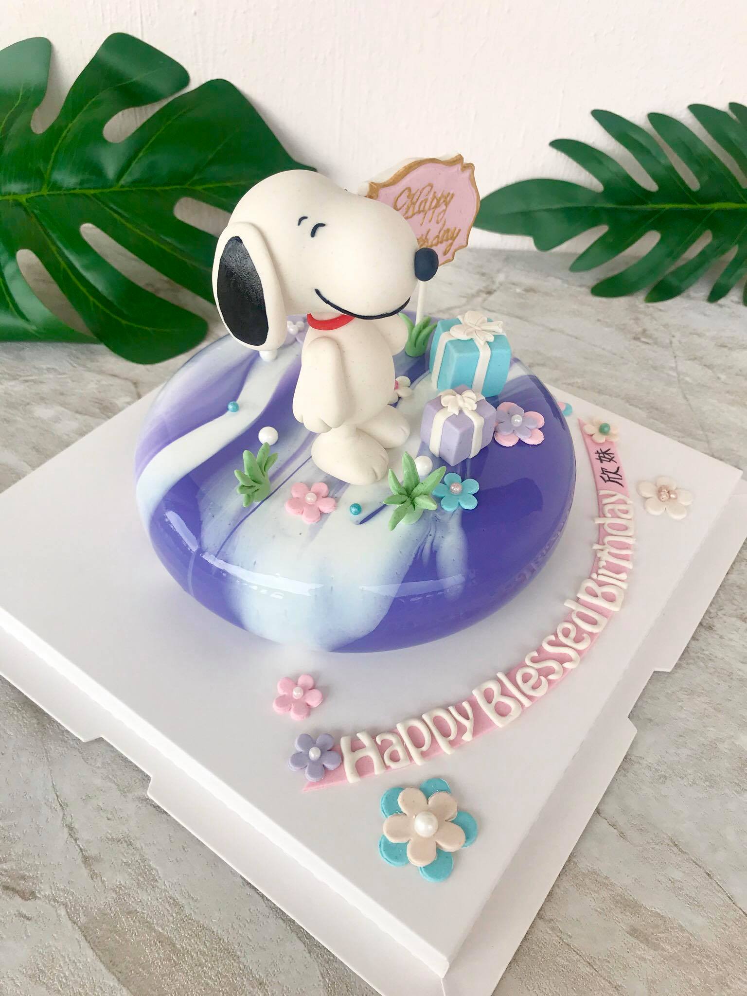 顾客客制的手工翻糖Snoopy搭配圆形镜面蛋糕，镜面蛋糕的纹路绝对独一无二！-受访者提供-