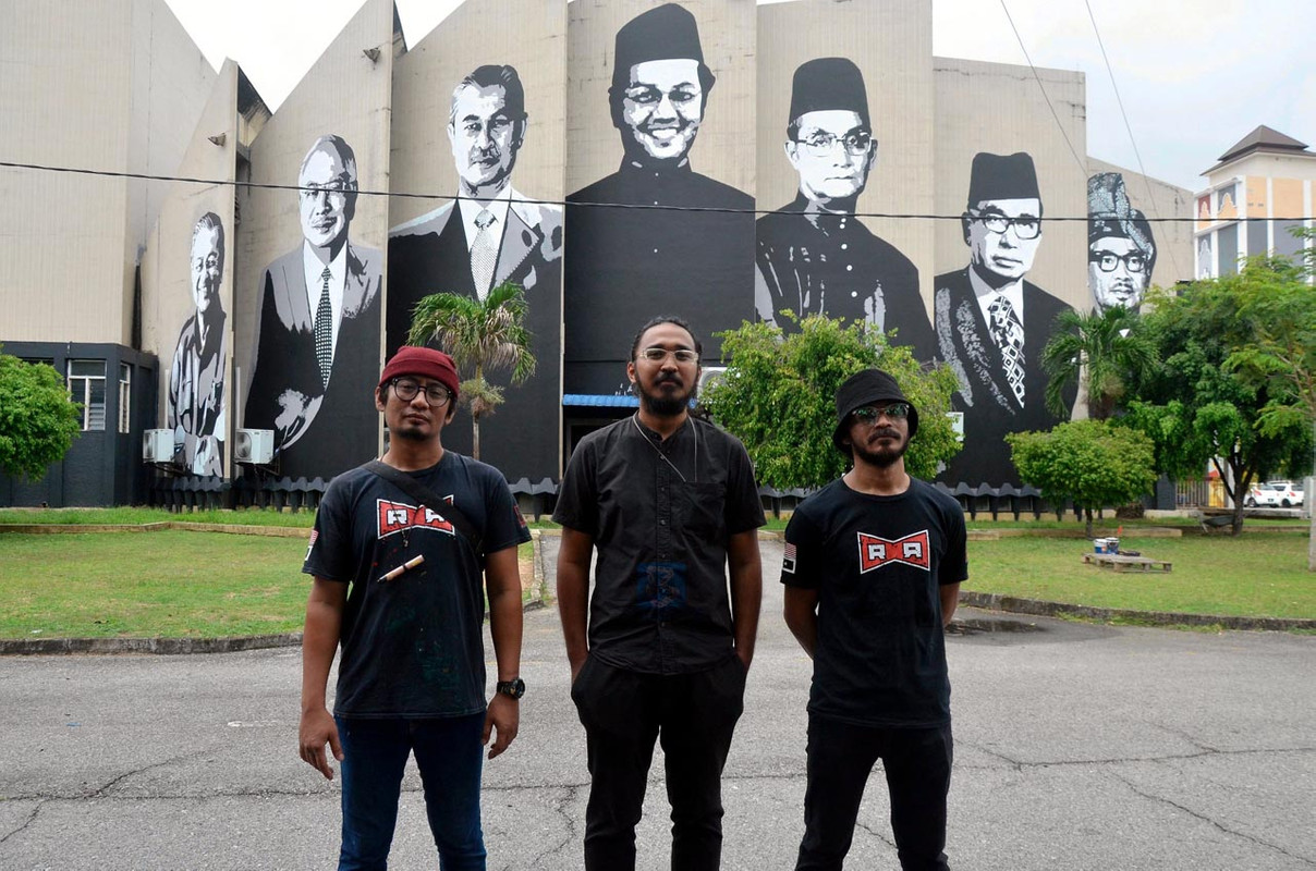 安斯礼尼占（左起）、巴鲁丁、祖卡纳南和首相肖像壁画合影。-图摘自The Borneo Post-